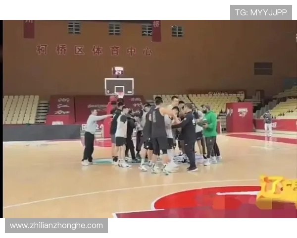 比赛日为核心辽篮训练师记录辽宁男篮赛前踩场专注瞬间备战全队